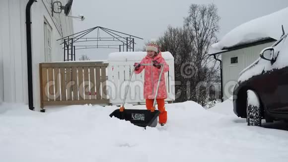 帮助清理雪道的女孩视频的预览图