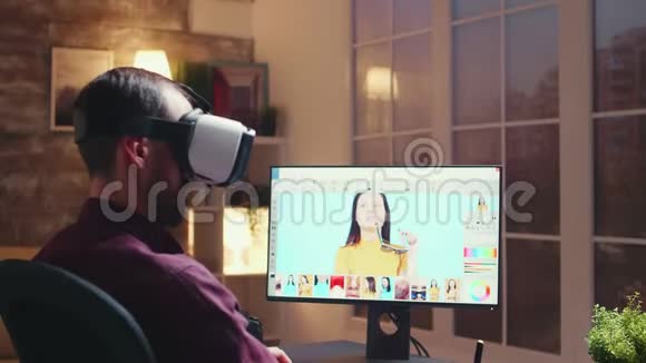 自由职业者摄影师使用虚拟现实耳机视频的预览图