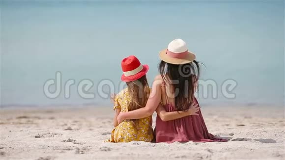 美丽的母女在海滩上享受暑假视频的预览图