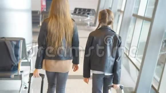 在机场等登机的小孩视频的预览图