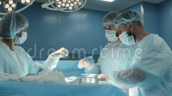 一个国际团队的医生对麻醉下的病人进行复杂的外科手术现代运作视频的预览图