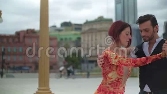 两名专业探戈舞者在马德罗港表演舞蹈视频的预览图