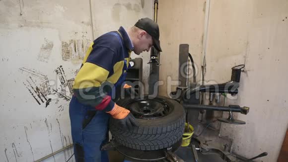 技师在车库检查车轮上的轮胎视频的预览图