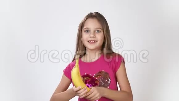 女孩和香蕉跳舞一个女孩剥香蕉吃香蕉一个饥饿的女孩正在吃一个视频的预览图