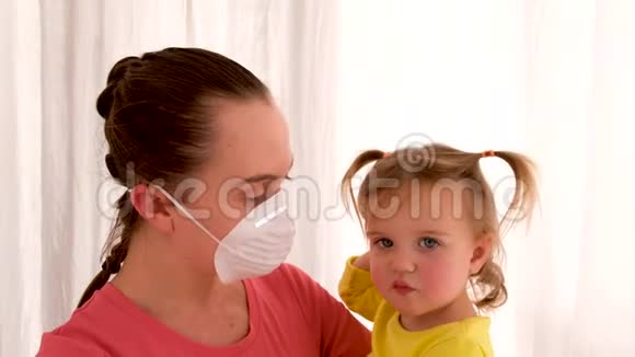 戴着防护面具的女人和生病的女儿视频的预览图