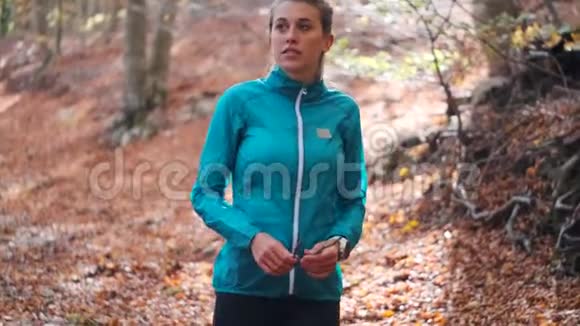 秋天的早晨一位运动的年轻女子在山上散步视频的预览图