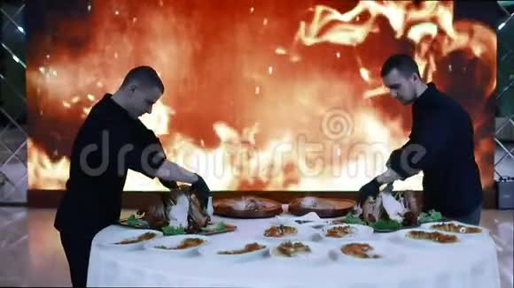 厨师在一个大屏幕上用人工生火切下新鲜煮熟的肉迪斯科环境光视频的预览图