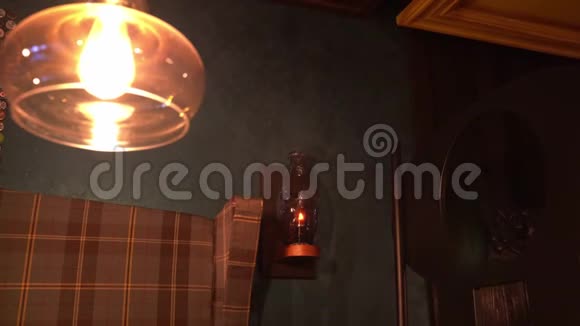 酒吧黑暗阁楼里墙上的油灯视频的预览图