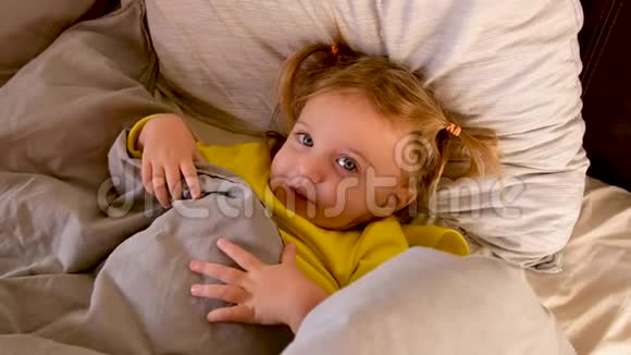 睡觉前安静的小女孩视频的预览图
