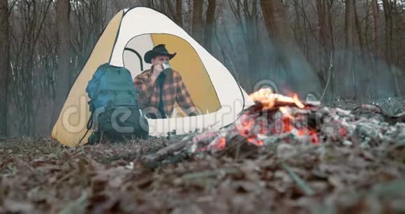 坐在森林帐篷里的游民视频的预览图