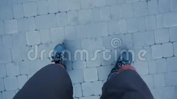 男子骑在溜冰鞋上视频的预览图