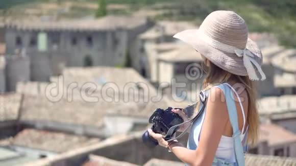 时尚的女人正带着照片相机享受假期拍照视频的预览图