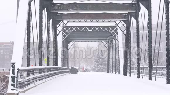 丹佛暴风雪中的桥视频的预览图