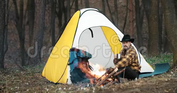 放松的人在帐篷附近生火视频的预览图