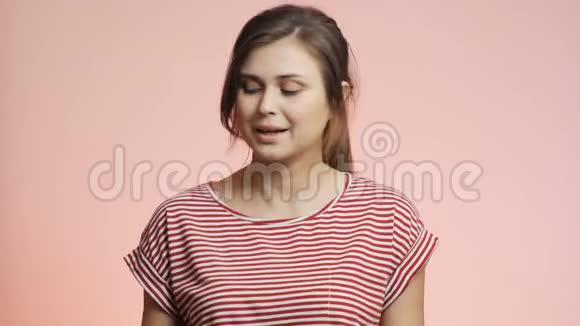 年轻女性看到怀孕测试的结果女孩哭着问上帝为什么女人的情绪在粉红工作室的背景下f视频的预览图