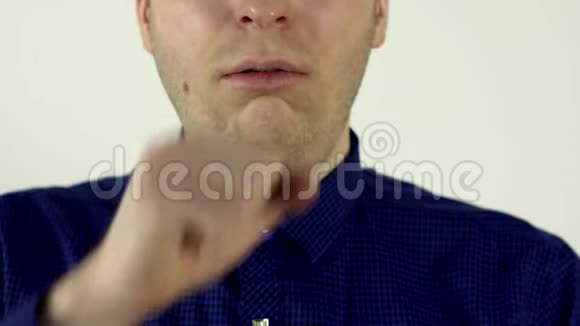 男子咳嗽戴上防护面罩预防流行病和冠状病毒的概念检疫视频的预览图