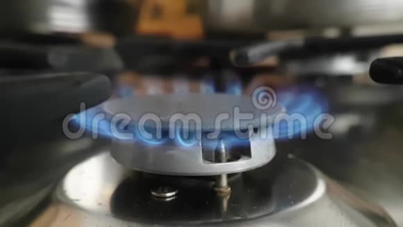 家用厨房的煤气炉视频的预览图
