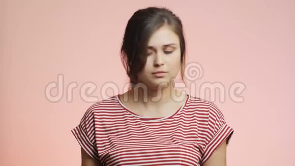 年轻女性看到怀孕测试的结果女孩哭着问上帝为什么女人的情绪在粉红工作室的背景下f视频的预览图