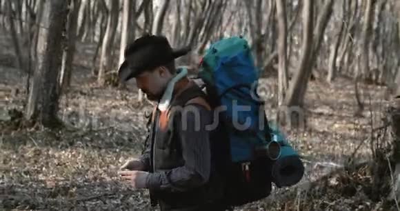 男性游客在森林中使用罗盘视频的预览图