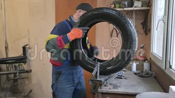 技师修理汽车轮胎在车库里扎破视频的预览图
