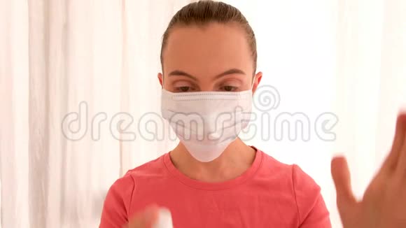 女人用消毒剂喷洒双手视频的预览图