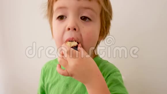 小男孩吃美味的巧克力饼干视频的预览图