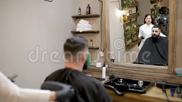 理发店理发时理发师用剪发器剪发视频的预览图
