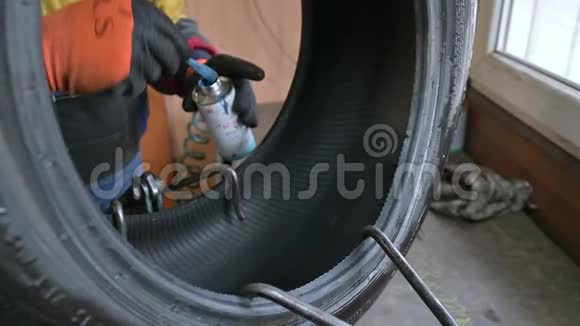 专业工人修理车库的汽车轮胎穿刺视频的预览图