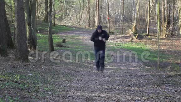 在公园的小径上奔跑的人视频的预览图
