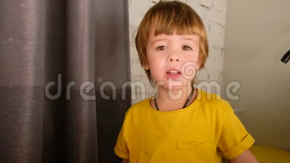 一个在尘土飞扬的房间里坐着摄像机的小男孩视频的预览图