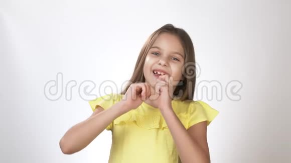表现情感的女孩的肖像小女孩的情绪一个穿黄色衣服穿白色衣服的女孩的肖像视频的预览图
