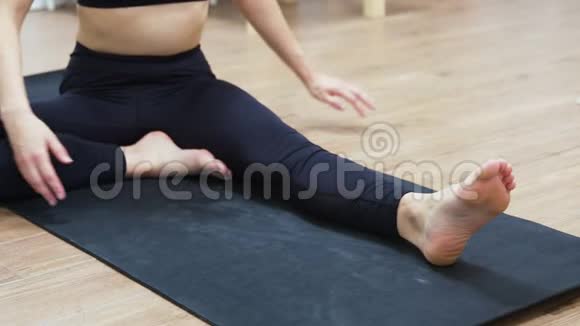 健身运动的年轻女子做瑜伽伸展运动视频的预览图