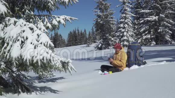 冬季森林里的游客电话交谈视频的预览图