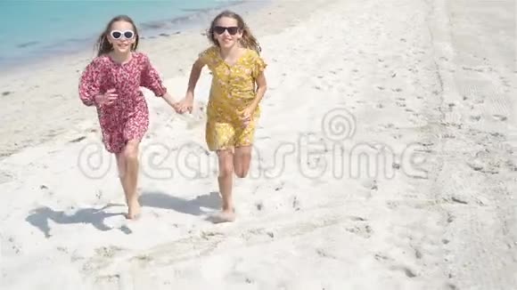 小女孩在享受热带海滩度假的乐趣视频的预览图