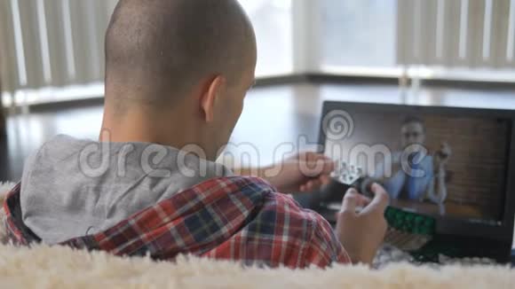 在隔离期间一名男子在笔记本电脑上与一名女医生进行视频交流视频的预览图