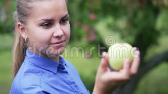 一个穿着蓝色衬衫的年轻女孩看着一个苹果视频的预览图