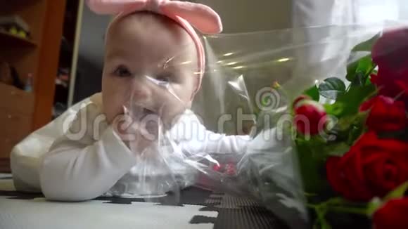 可爱的小女孩带着一束玫瑰视频的预览图