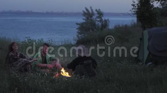 在草地上有帐篷和火的旅行者视频的预览图