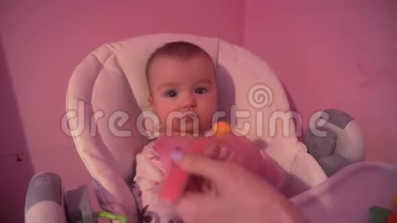小女婴吃土豆泥视频的预览图