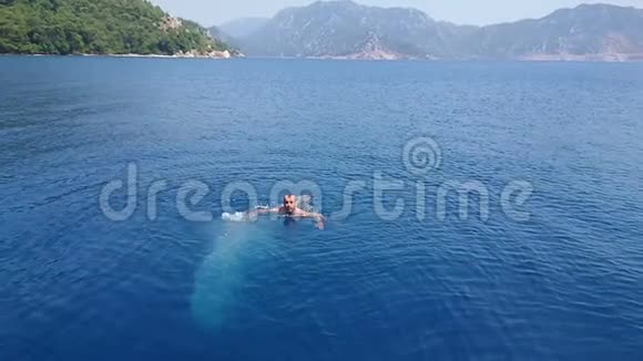 一个人在蓝色的地中海海水中游泳动作非常缓慢视频的预览图
