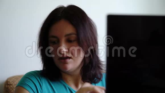 坐在电脑前打喷嚏的女人视频的预览图