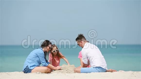 热带白海滩四大沙堡家族视频的预览图