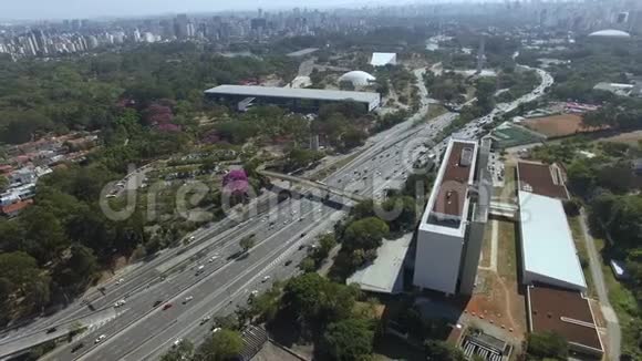 有交通公园和建筑物的大城市视频的预览图