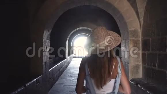 年轻的游客探索欧洲小镇美丽的女孩走在街上享受暑假视频的预览图