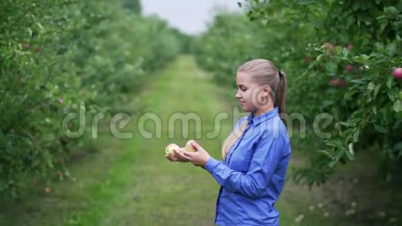 苹果园的女孩手里拿着苹果玩视频的预览图