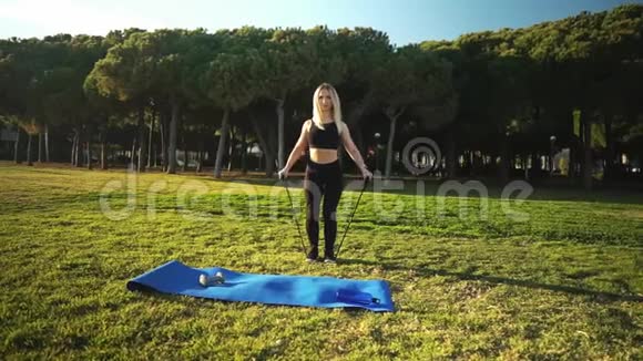 城市公园的体育训练户外美女白种人视频的预览图