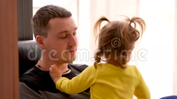 平静的成年父亲带着小女儿在家里共度时光视频的预览图