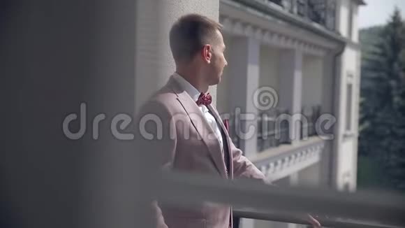 在阳台上穿西装的男人看起来动作慢相机动作灵活视频的预览图