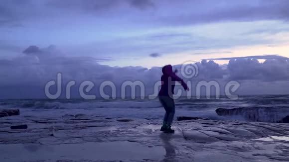 风暴浪背景下的海边女孩视频的预览图