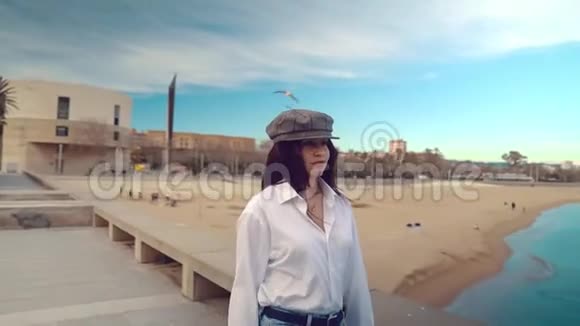 白色衬衫和灰色帽子的年轻漂亮时尚女人的肖像视频的预览图